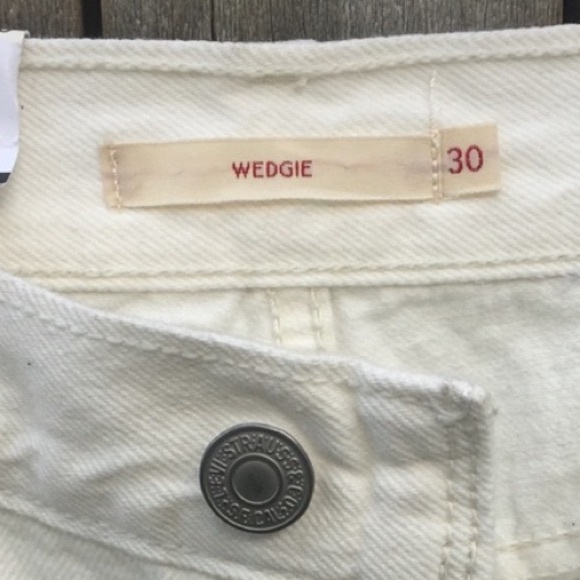 NWT Levi’s Wedgie Icon Distressed Jean Cream Chalk 30 - Picture 7 of 16